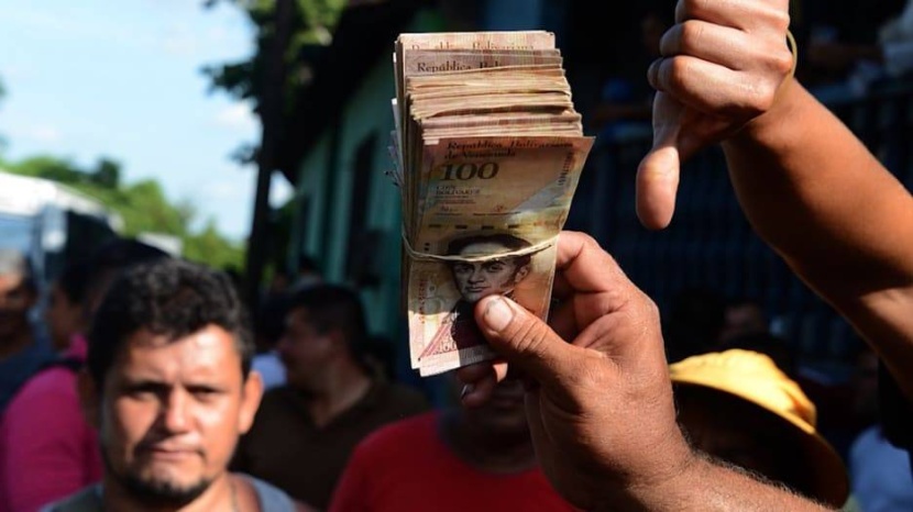الفنزويليون يسارعون للتخلص من أوراقهم النقدية قبل إصلاح يشطب 6 أصفار