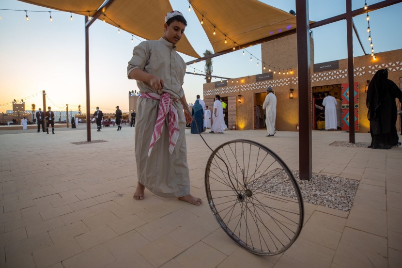 "قرية زمان" تعود بزوار موسم الرياض لأنماط العيش القديم وتجاربه التقليدية