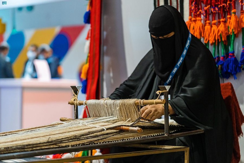 "حياكة السدو" تتصدر الحرف اليدوية التراثية بمعرض "صنع في السعودية"