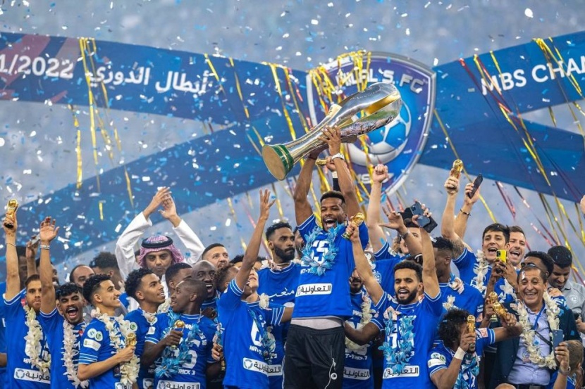 الهلال يمتلك الكأس الأطول