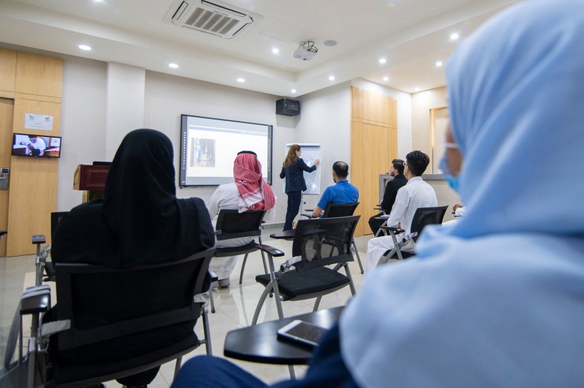 من خدمة الغرف إلى إدارة الفنادق .. سعوديون يتدربون للنهوض بالسياحة