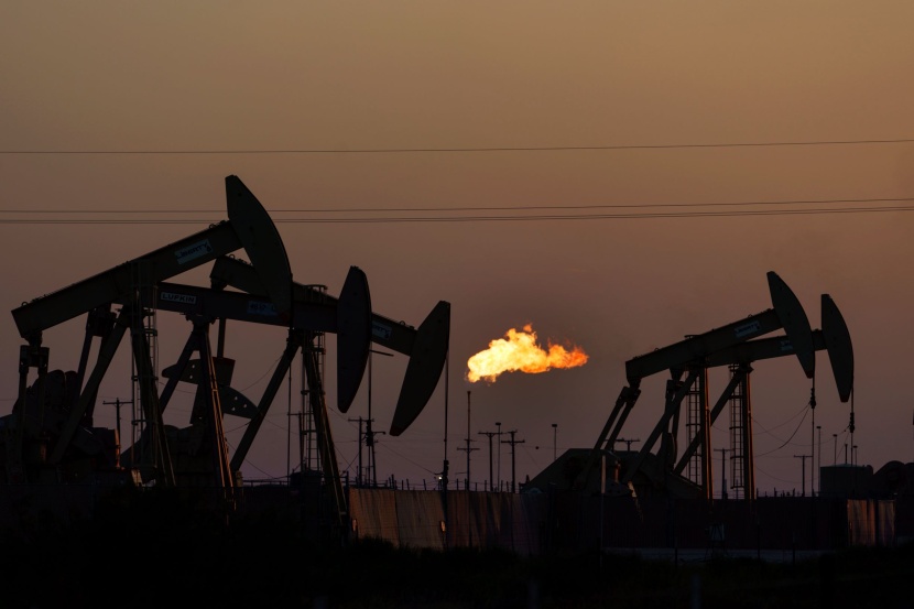 النفط يتعرض لضغوط تتراجع بالأسعار إلى 85.6 دولار للبرميل
