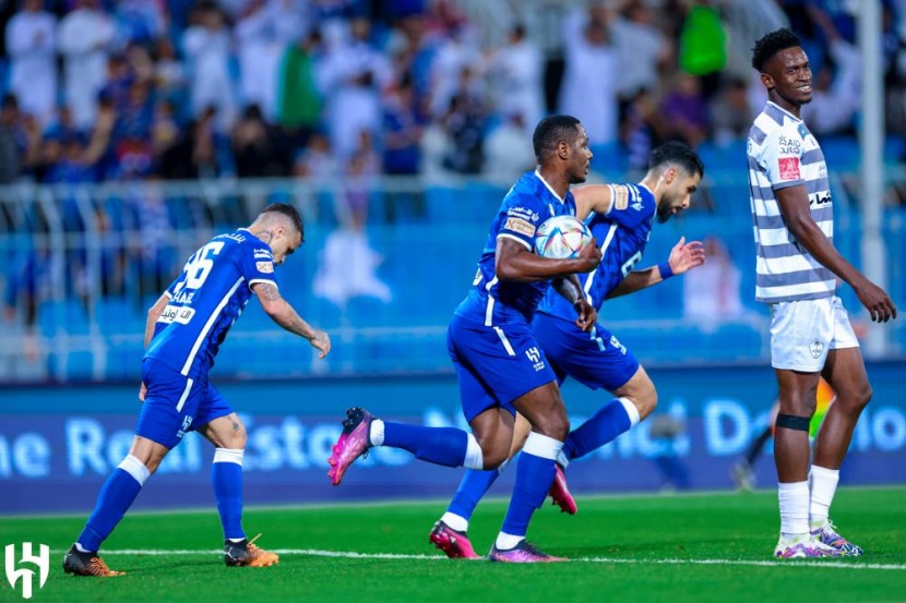 الهلال .. النقطة «رمادية»