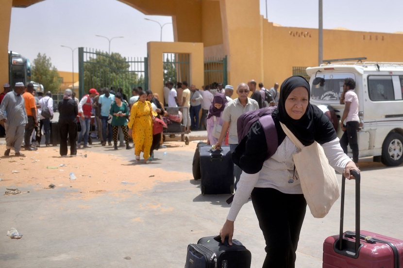 مصر تؤكد عبور 16 ألفا إلى أراضيها .. بينهم 14 ألف سوداني