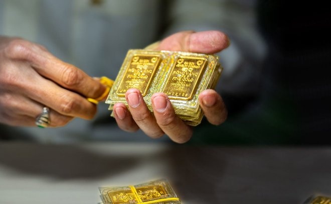 الذهب يتراجع عن أعلى مستوى في عام