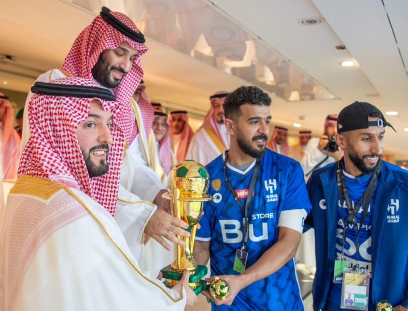 ولي العهد يتوج فريق الهلال بكأس خادم الحرمين الشريفين