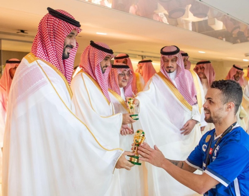 ولي العهد يتوج فريق الهلال بكأس خادم الحرمين الشريفين