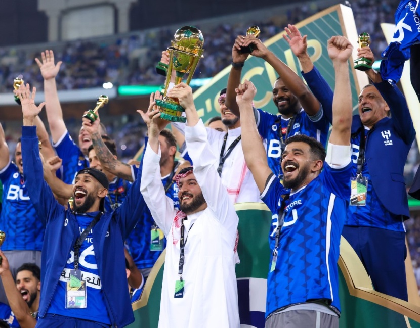 ولي العهد يتوج فريق الهلال بكأس خادم الحرمين الشريفين