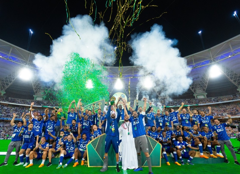 ولي العهد يتوج فريق الهلال بكأس خادم الحرمين الشريفين