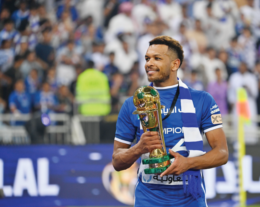 ولي العهد يتوج فريق الهلال بكأس خادم الحرمين الشريفين