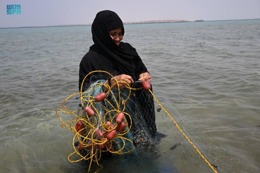 جزيرة قماح .. النساء يشاركن الرجال في صيد الأسماك