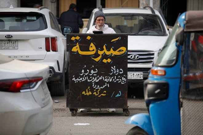 لدعم الدينار .. العراق يحظر التعامل بالدولار في الأسواق