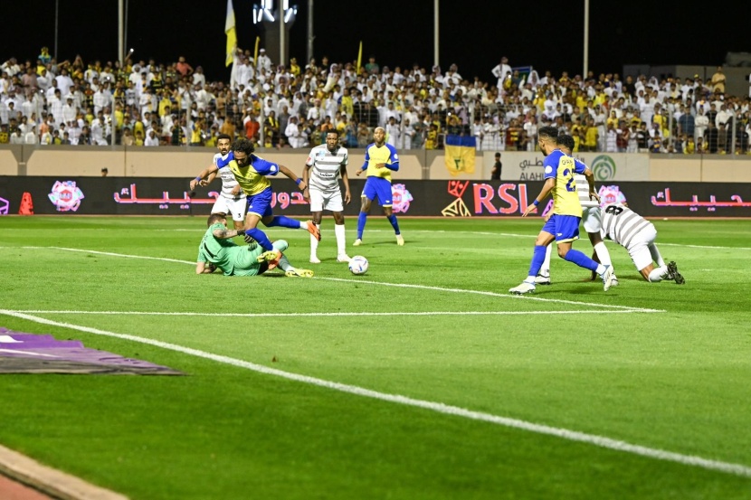 النصر يفوز بثنائية نظيفة على الطائي والاتحاد يتعادل في كلاسيكو مثير أمام الهلال 2-2