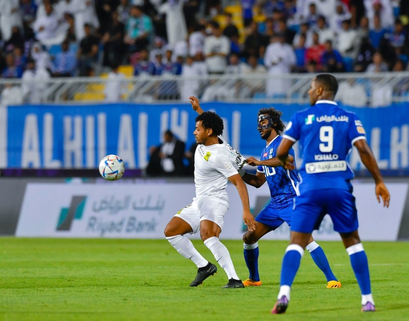 النصر يفوز بثنائية نظيفة على الطائي والاتحاد يتعادل في كلاسيكو مثير أمام الهلال 2-2