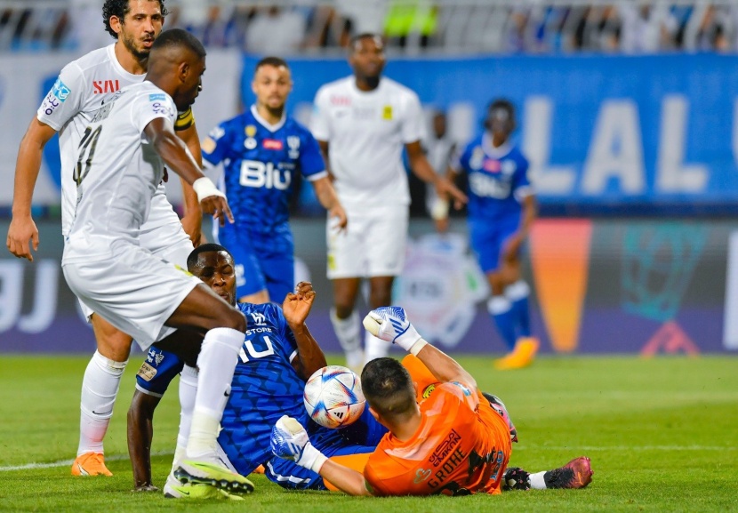 النصر يفوز بثنائية نظيفة على الطائي والاتحاد يتعادل في كلاسيكو مثير أمام الهلال 2-2