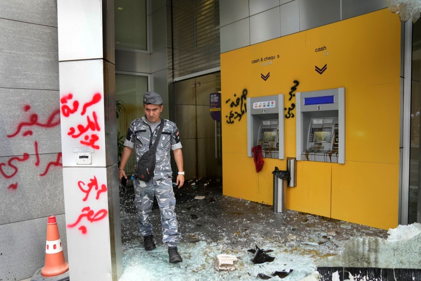 مصارف لبنانية في مرمى نيران المودعين للمطالبة بسحب ودائعهم