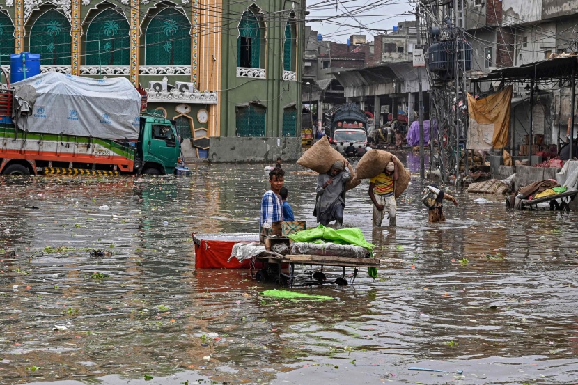 الأمطار تغرق باكستان في المياه والظلام