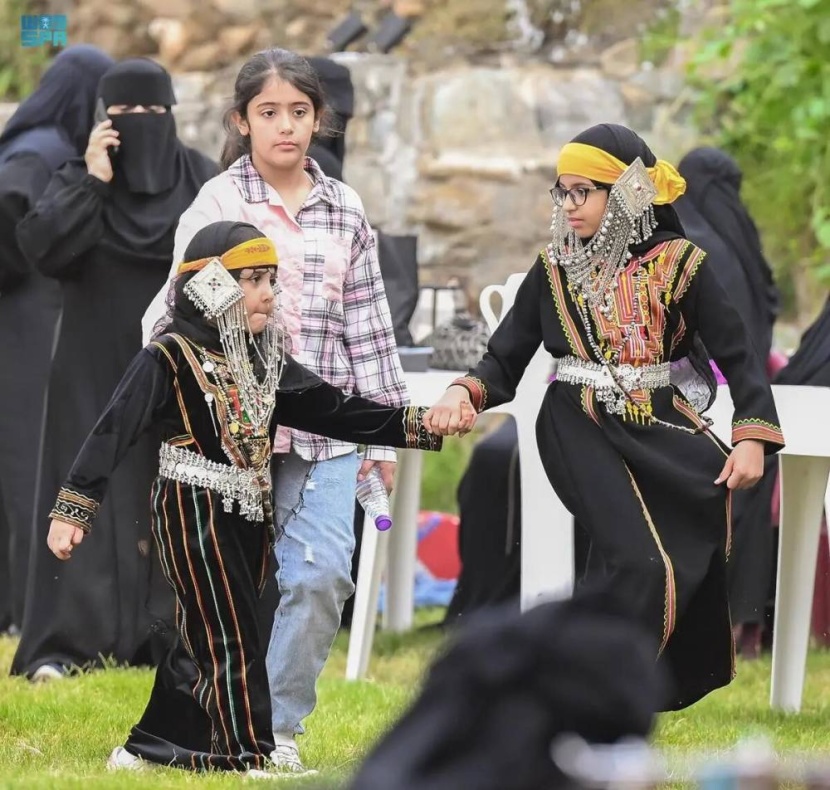 مهرجان الأطاولة التراثي .. الأطفال وكبار السن يحاكون الموروث الشعبي