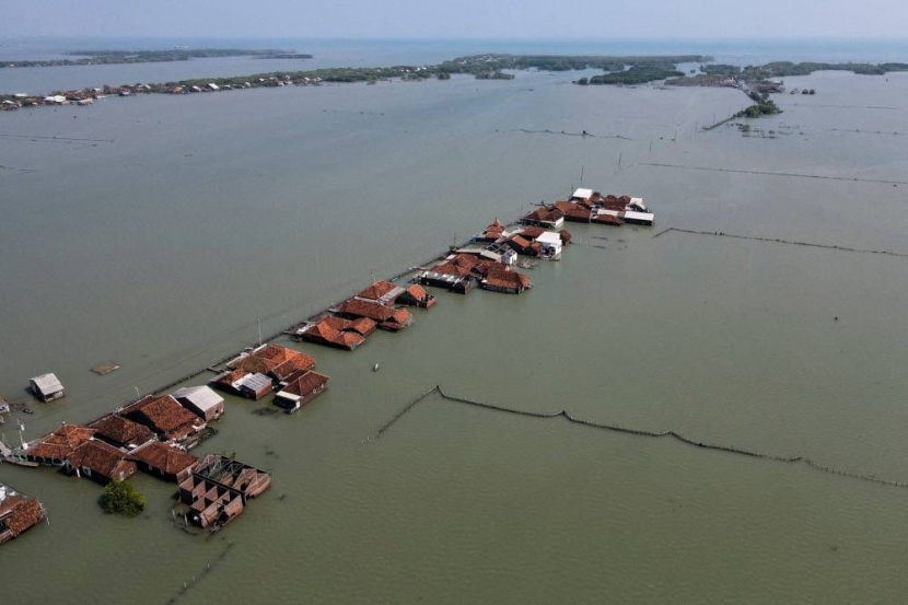 «تمبولسلوكو» .. قرية إندونيسية تغرق تحت البحر