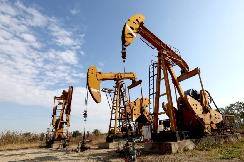 النفط يرتفع إلى 85 دولارا للبرميل .. مخاوف الطلب في مواجهة البيانات الاقتصادية القوية