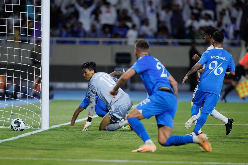 الهلال يهزم الشباب بعشرة لاعبين ويضرب موعدا مع النصر في نهائي البطولة العربية