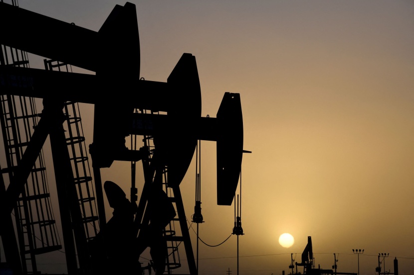 النفط يتراجع بأكثر من 3 % وسط ارتفاع المخزونات ومخاوف الطلب الصيني
