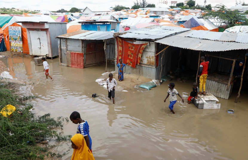 فيضانات تقتحم مخيم للاجئين في الصومال