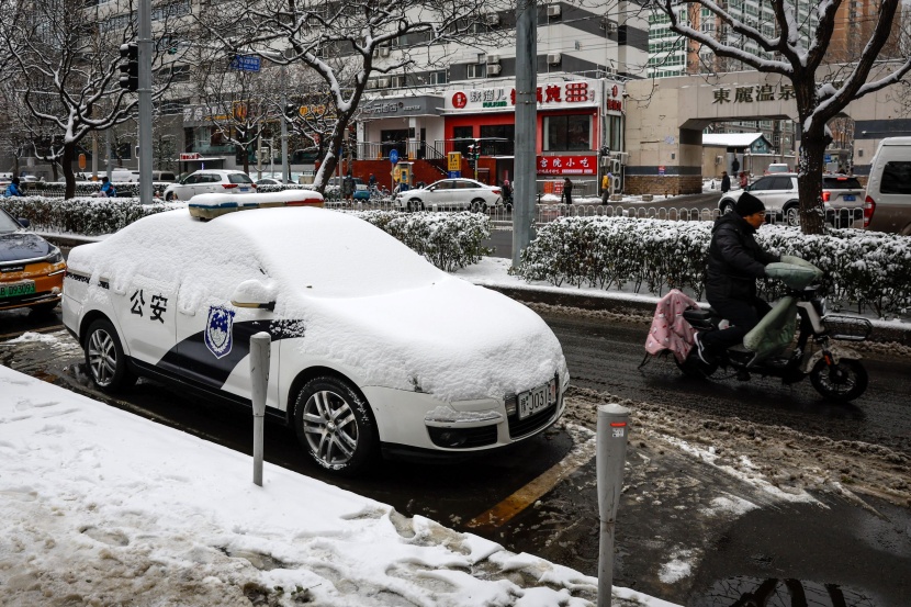 العواصف الثلجية تغلق الطرق في الصين وتعطل الرحلات الجوية