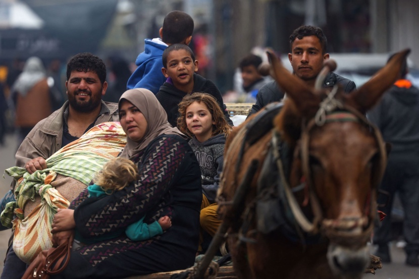 نزوح عشرات الآلاف من الفلسطينيين إلى رفح على الحدود المصرية