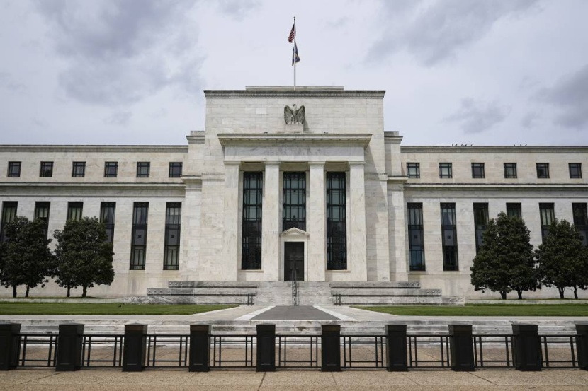 القلق يحاصر مسؤولي «الاحتياطي الفيدرالي» وسط تحذيرات من خفض سريع للفائدة