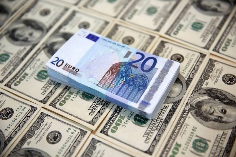 الدولار يسجل أدنى مستوى في شهر مقابل اليورو قبل صدور بيانات التضخم الأمريكية