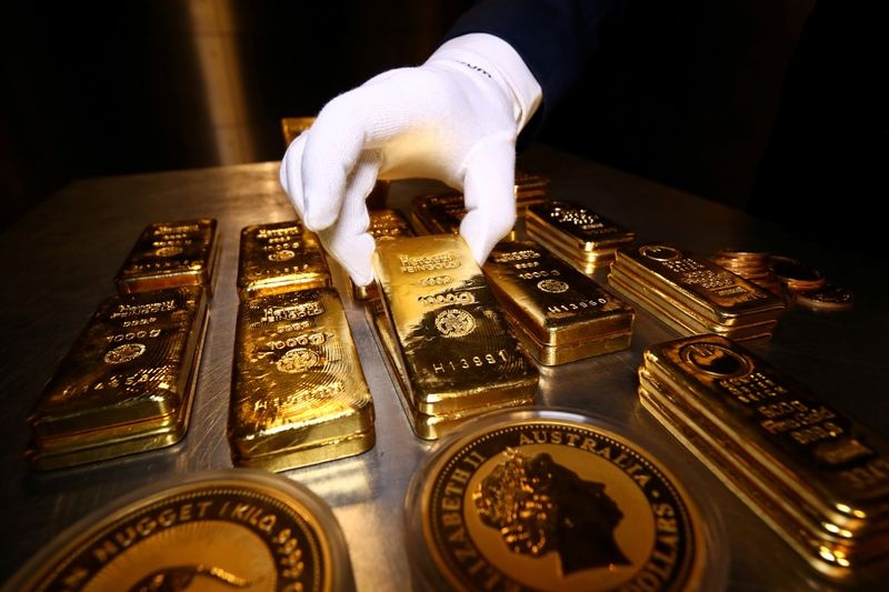 الذهب يتراجع للجلسة الثالثة متأثرا بميل "الفيدرالي" إلى رفع "الفائدة"