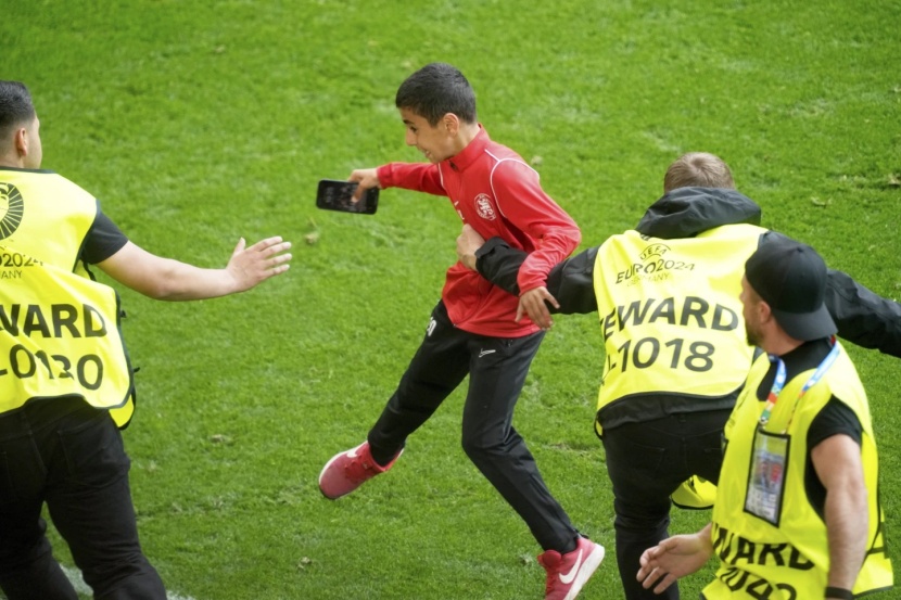  4 مشجعين يقتحمون الملعب لالتقاط صور «سيلفي» مع رونالدو