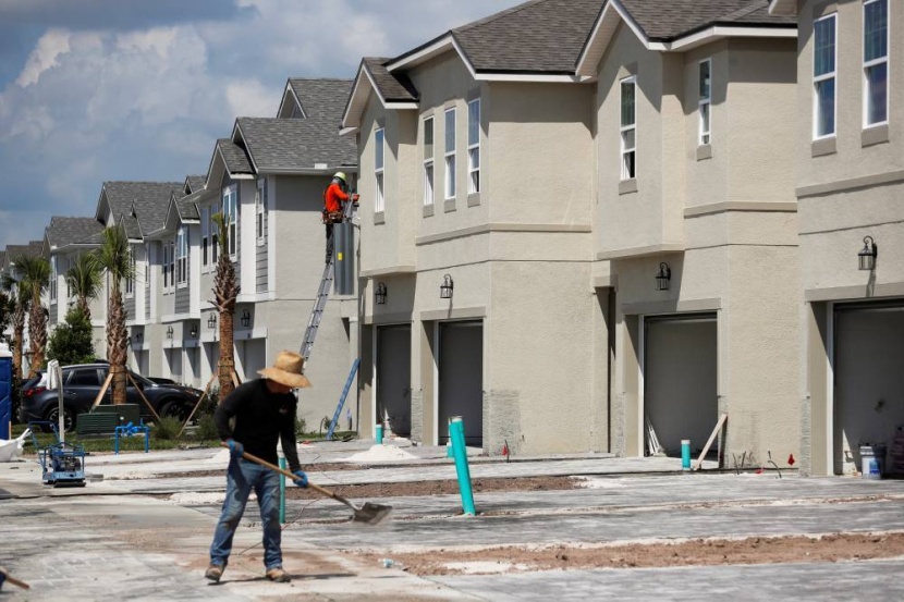 لماذا قفزت أسعار المنازل الأمريكية 55% رغم الفائدة المرتفعة؟