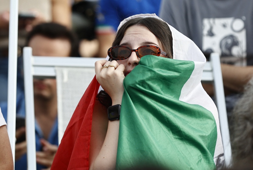 مشجعة تتابع منتخب إيطاليا أمام سويسرا. رويترز