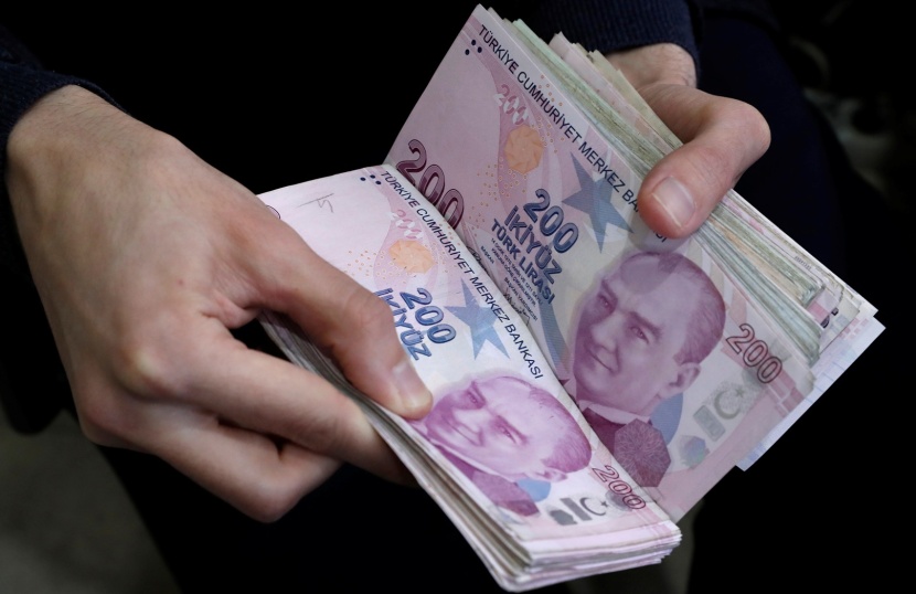 العملة التركية تتراجع إلى مستوى قياسي جديد عند 33 ليرة للدولار