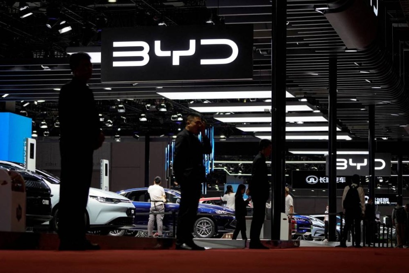 ارتفاع مبيعات "BYD" الصينية  يقلص الفجوة مع "تسلا" في سوق السيارات الكهربائية 