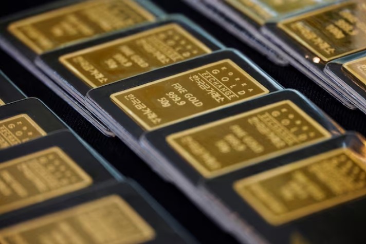 الذهب يرتفع 0.3 % بفضل بيانات ضعيفة زادت توقعات خفض الفائدة
