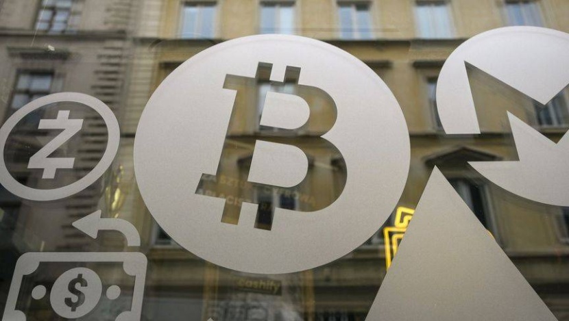 بيتكوين يهبط تأثرا بأخبار بورصة "Mt. Gox" المنهارة