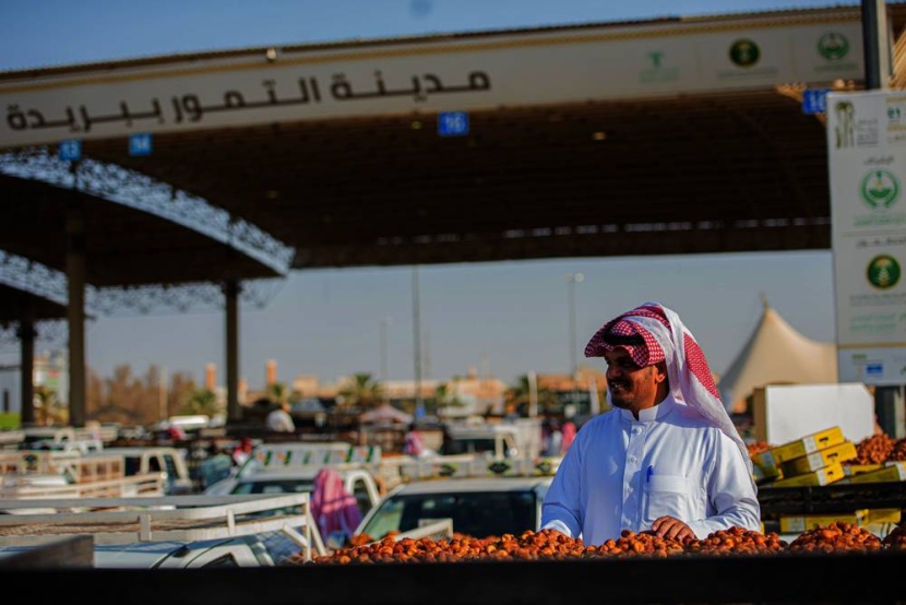 في سوق موسمية تتخطى ملياري ريال .. عقود احترافية ورواتب فلكية لدلالي تمور بريدة