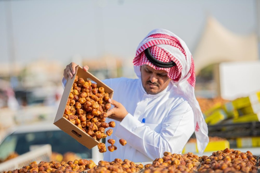 في سوق موسمية تتخطى ملياري ريال .. عقود احترافية ورواتب فلكية لدلالي تمور بريدة