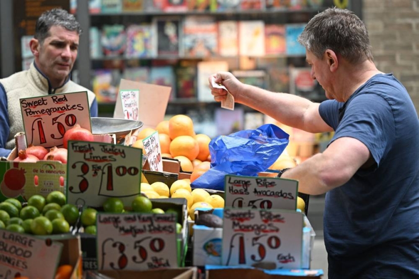 معدل التضخم في بريطانيا عند 2.2% وضغوط الأسعار تتزايد في قطاع الخدمات