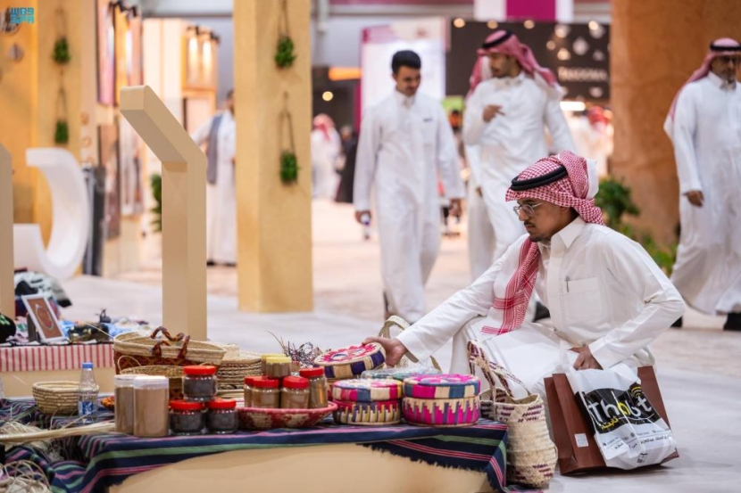 إقبال كبير من زوار معرض الصقور والصيد على المنتوجات التراثية