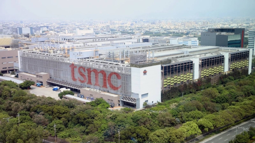 عملاق الرقائق TSMC يقود استثمارات قياسية في أمريكا واليابان لفك ارتباطه بالصين